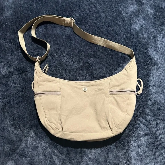 lululemon slouchy sling bag 6L in warm ash grey - Picture 3 of 15